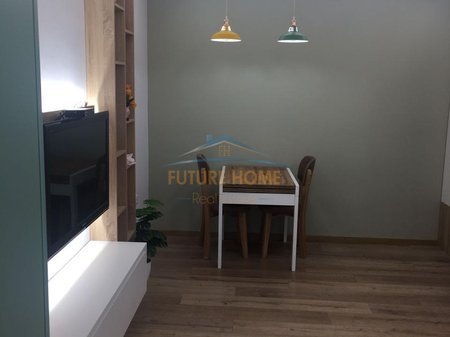Tirane, jepet me qera apartament 1+1+Ballkon Kati 3, 58 m² 600 € (Komuna e Parisit)