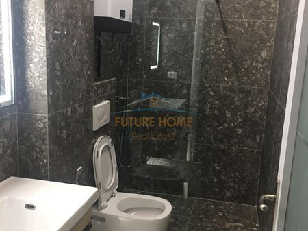 Tirane, jepet me qera apartament 1+1+Ballkon Kati 3, 58 m² 600 € (Komuna e Parisit)
