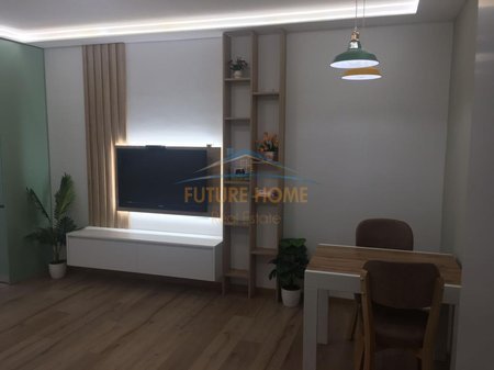 Tirane, jepet me qera apartament 1+1+Ballkon Kati 3, 58 m² 600 € (Komuna e Parisit)