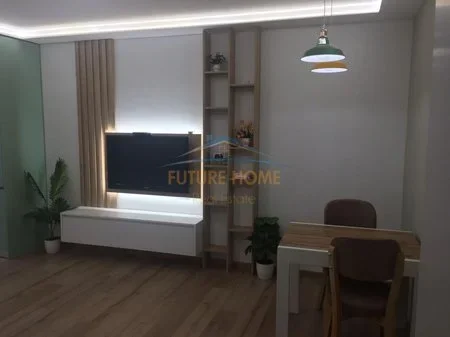 Tirane, jepet me qera apartament 1+1+Ballkon Kati 3, 58 m² 600 € (Komuna e Parisit)