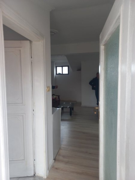 Tirane, Me Qera Apartament i rinovuar dhe mobiluar, tip 1+1,+ballkon, kat 6, pallat ekzistues, sip.55m², Qera 35'000 Leke / muaj, 20m nga Ura Brrylit, në rr.Hodo Beg, pranë Lanës, afër kryqëzimit të blv B. Curri me rr. Kont Leopolt Bertold, 8-min në këmb nga qendraTiranës