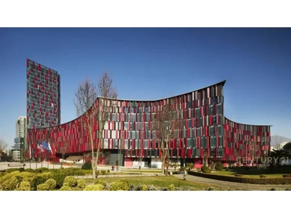 Tirane, jap me qera ambjent biznesi Kati 3, 104 m² 900 € (Rruga Faik konica)