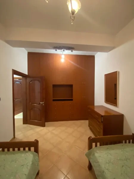 Tirane, jepet me qera apartament 2+1 Kati 1, 80 m² 400 € (Selite)