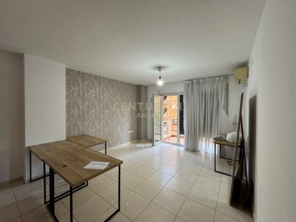Tirane, jepet me qera zyre Kati 2, 76 m² 450 € (Materniteti Ri)