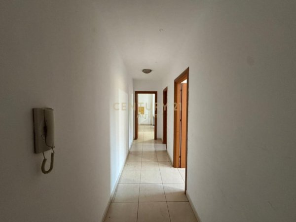 Tirane, jepet me qera zyre Kati 2, 76 m² 450 € (Materniteti Ri)