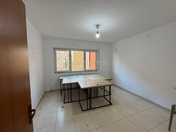 Tirane, jepet me qera zyre Kati 2, 76 m² 450 € (Materniteti Ri)