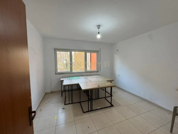 Tirane, jepet me qera zyre Kati 2, 76 m² 450 € (Materniteti Ri)