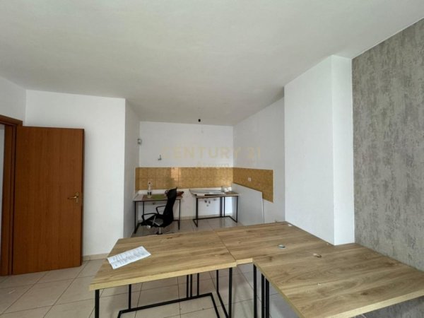 Tirane, jepet me qera zyre Kati 2, 76 m² 450 € (Materniteti Ri)