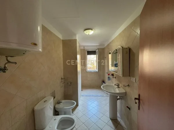 Tirane, jepet me qera zyre Kati 2, 76 m² 450 € (Materniteti Ri)