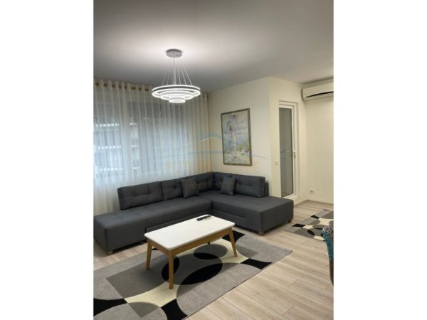 Tirane, jepet me qera apartament 1+1+Ballkon Kati 8, 70 m² 900 € (RRUGA E KOSOVAREVE)