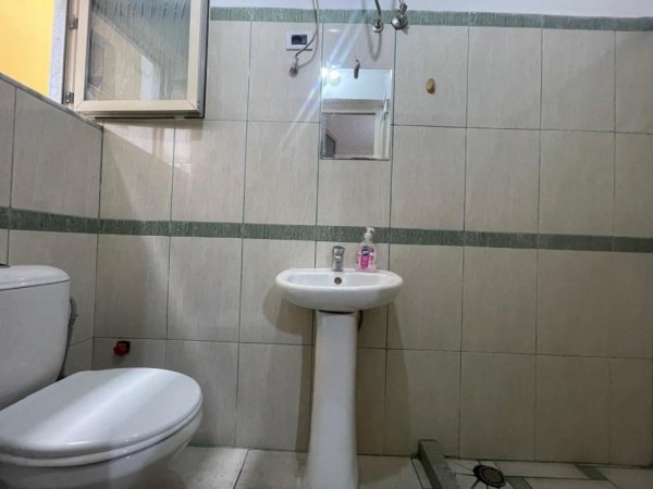 Tirane, jepet me qera apartament 1+1 , 47 m² 450 € (5 MAJI)