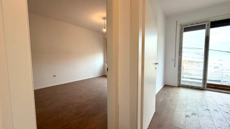Tirane, jepet me qera zyre Kati 6, 95 m² 800 € (Pazari i Ri)