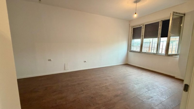 Tirane, jepet me qera zyre Kati 6, 95 m² 800 € (Pazari i Ri)