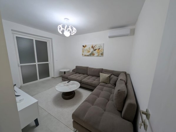 Tirane, jepet me qera apartament 2+1 Kati 2, 72 m² 650 € (selvia)