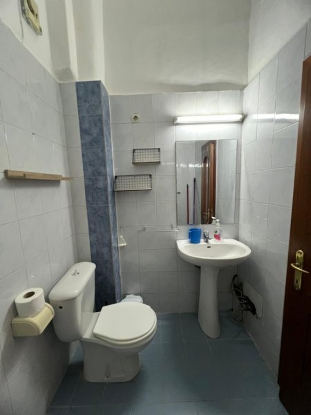 Tirane, jepet me qera apartament 2+1+Ballkon Kati 4, 76 m² 600 € (Shallvaret te Taivan)