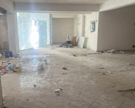 Tirane, shitet lokal Kati 0, 263 m² 289.000 € (fresku)