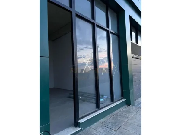 Tirane, jepet me qera ambjent biznesi , 42 m² 500 € 