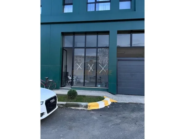 Tirane, jepet me qera ambjent biznesi , 42 m² 500 € 