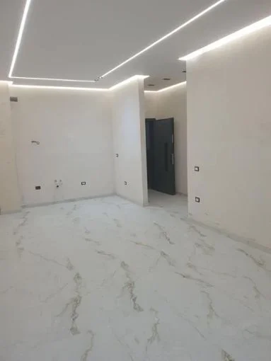 Tirane, jepet me qera dyqan Kati 1, 74 m² 800 € (astir)