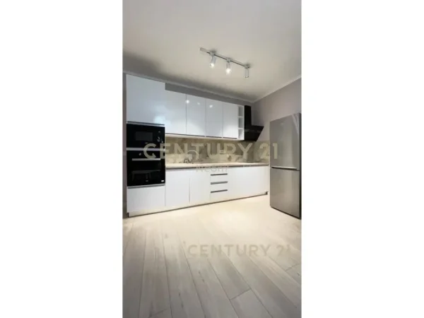 Tirane, jepet me qera apartament 1+1+Ballkon Kati 2, 70 m² 530 € 