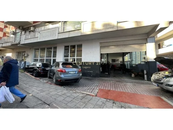 Tirane, jepet me qera ambjent biznesi Kati 0, 255 m² 2.200 € 