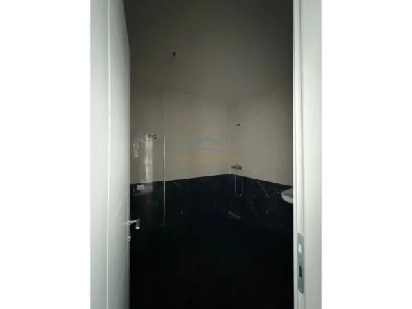 Tirane, shitet apartament 2+1+Ballkon Kati 8, 106 m² 122.000 € (Autostrada Tirane-Durres)