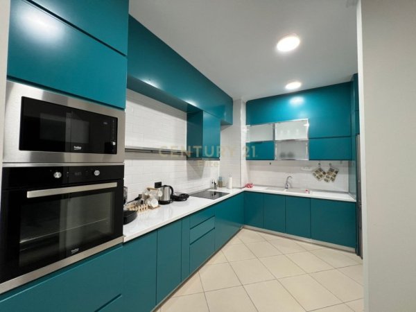 Tirane, jepet me qera apartament 1+1 Kati 4, 90 m² 1.000 € (Liqeni i Tiranes)