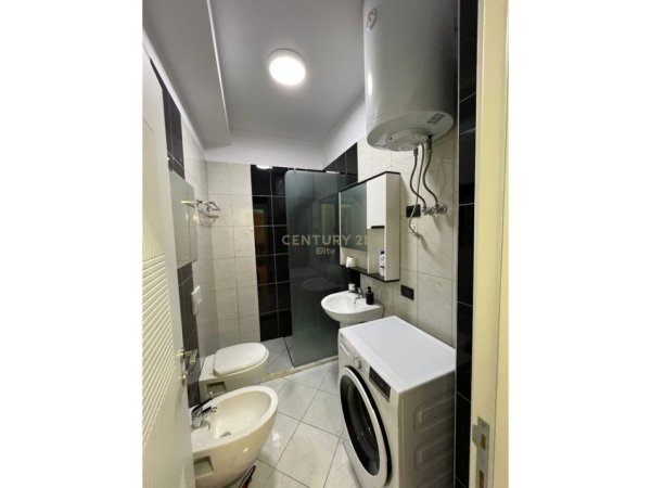 Tirane, jepet me qera apartament 1+1 Kati 4, 90 m² 1.000 € (Liqeni i Tiranes)