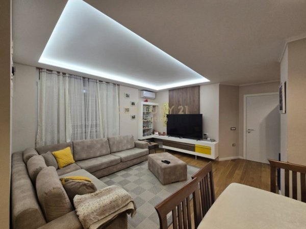 Tirane, shitet apartament 1+1 Kati 3, 90 m² 235.000 € (Shkolla e kuqe)