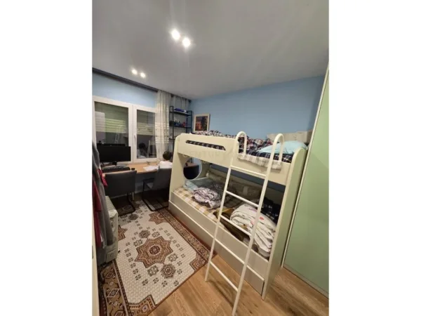 Tirane, shitet apartament 1+1 Kati 3, 90 m² 235.000 € (Shkolla e kuqe)