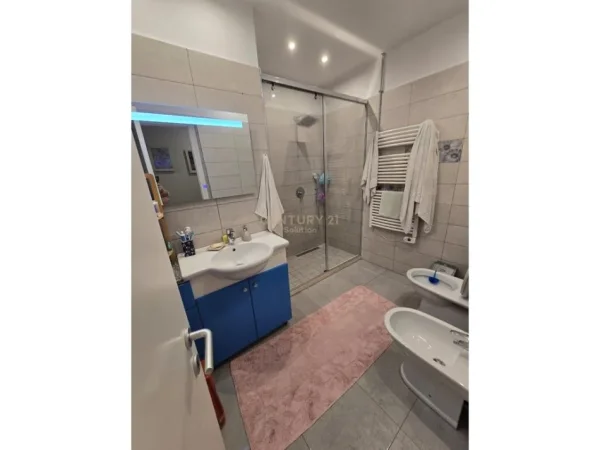 Tirane, shitet apartament 1+1 Kati 3, 90 m² 235.000 € (Shkolla e kuqe)