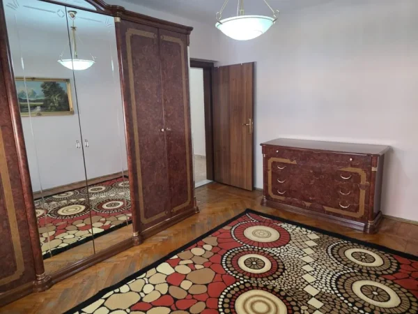 Tirane, jepet me qera apartament 2+1+Ballkon Kati 4, 70 m² 500 € (Rr. Siri Kodra te punishtja e pastave)