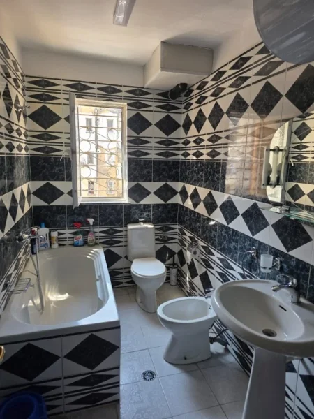 Tirane, jepet me qera apartament 2+1+Ballkon Kati 4, 70 m² 500 € (Rr. Siri Kodra te punishtja e pastave)