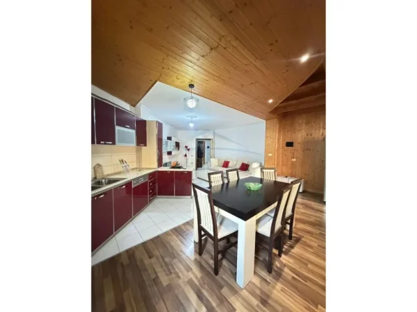 Tirane, jepet me qera apartament 2+1+Ballkon Kati 2, 160 m² 550 € (Yzberisht)