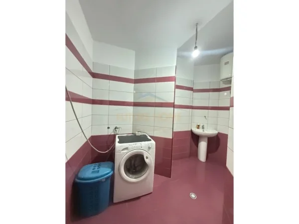 Tirane, jepet me qera apartament 2+1+Ballkon Kati 2, 160 m² 550 € (Yzberisht)