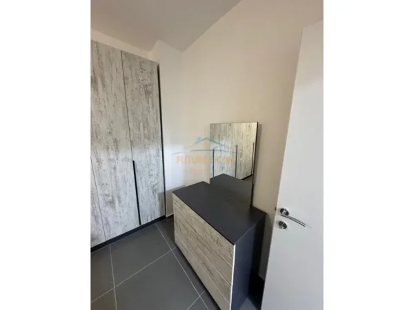 Tirane, jepet me qera apartament 2+1+Ballkon Kati 5, 89 m² 520 € (Rruga 5 Maji)