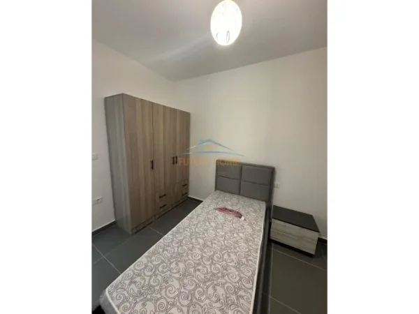 Tirane, jepet me qera apartament 2+1+Ballkon Kati 5, 89 m² 520 € (Rruga 5 Maji)