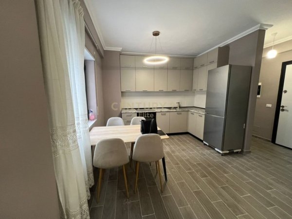 Tirane, jepet me qera apartament 2+1 Kati 1, 77 m² 900 € (Kodra e Diellit 2)