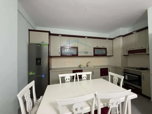 Tirane, jepet me qera apartament 2+1+Ballkon Kati 6, 107 m² 500 € (Unaza e Re)