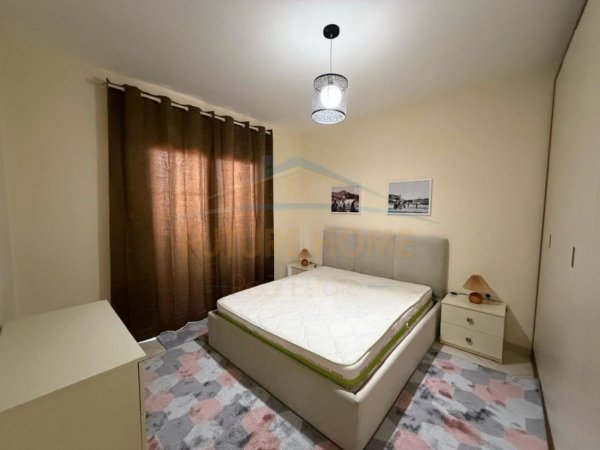 Tirane, jepet me qera apartament 1+1+Ballkon Kati 8, 450 € (Unaza e Re)
