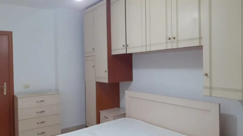 Tirane, jepet me qera apartament 1+1 i mobiluar, Yzberisht.