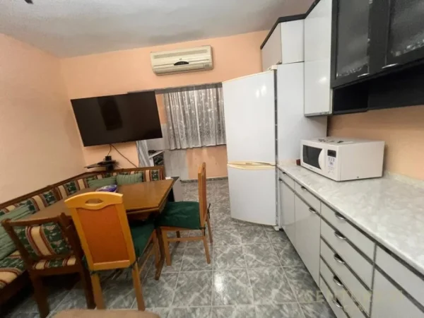 Tirane, jepet me qera apartament 2+1+Ballkon Kati 4, 70 m² 630 € (rruga bardhyl)