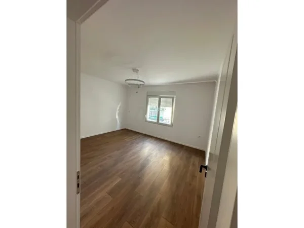 Tirane, shitet apartament 1+1 Kati 4, 52 m² 95.000 € (prane kompleksit xhura)
