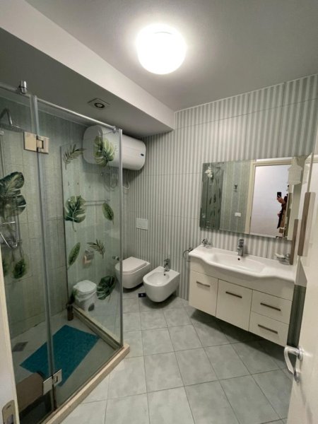 Tirane, jepet me qera apartament 2+1+Ballkon Kati 1, 140 m² 1.500 € (Long Hill Residence/ TEG)