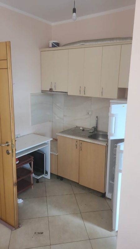 Tirane, jepet me qera garsonier Kati 3, 25 m² 250 € (Rruga Kristaq Capo)
