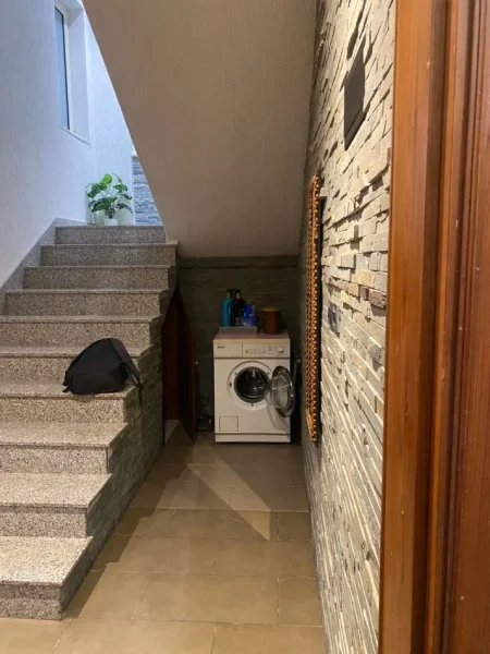 Tirane, jepet me qera Vile 3 Katshe Kati 1, 85 m² 400 € (RRUGA HAJDAR TAFA .SELITE E VOGEL)