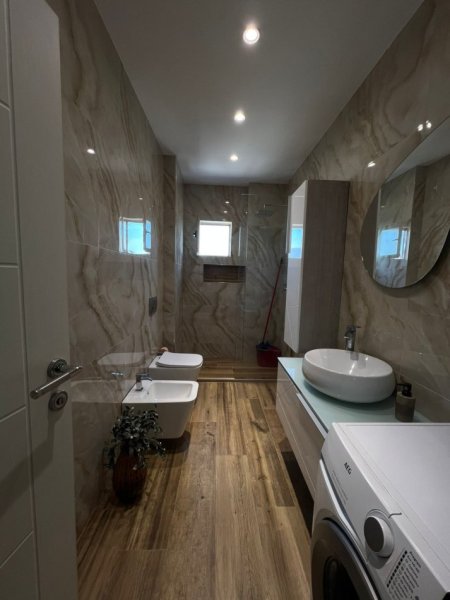 Tirane, jepet me qera apartament 2+1 Kati 5, 80 m² 700 € (Pallati me Shigjeta)