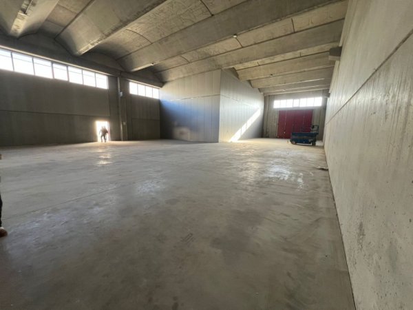 Tirane, jepet me qera magazine Kati 0, 500 m² 4.000 € (Autostraden Tirane-Durres)