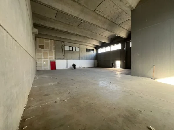 Tirane, jepet me qera magazine Kati 0, 500 m² 4.000 € (Autostraden Tirane-Durres)