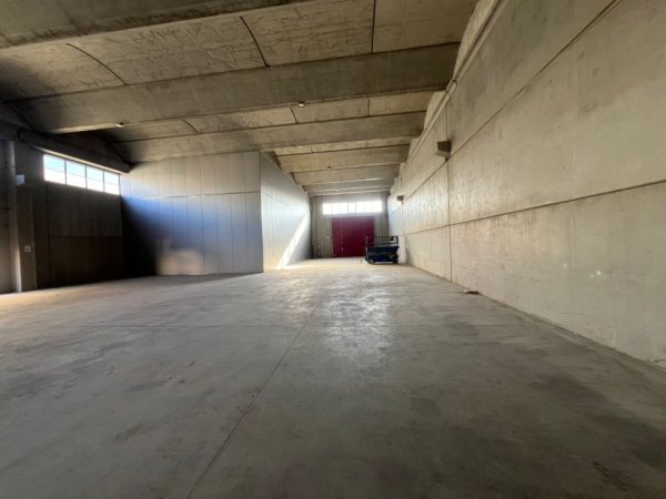 Tirane, jepet me qera magazine Kati 0, 500 m² 4.000 € (Autostraden Tirane-Durres)